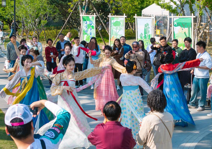 　　5月1日，游客在江苏省泰州市桃园景区观看表演（无人机照片）。新华社发（汤德宏 摄）