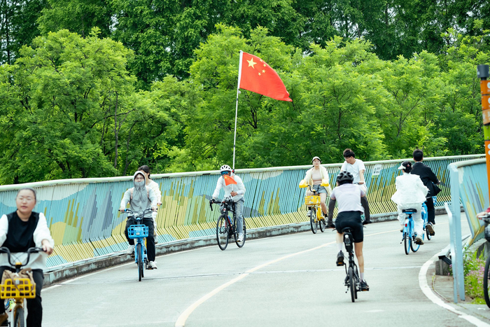 2026年5月2日，在成都白鹭湾湿地公园，市民骑行、露营、喝茶、拍照。