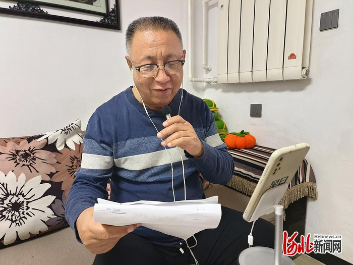 赵爱国在唱歌。受访者赵少聪摄
