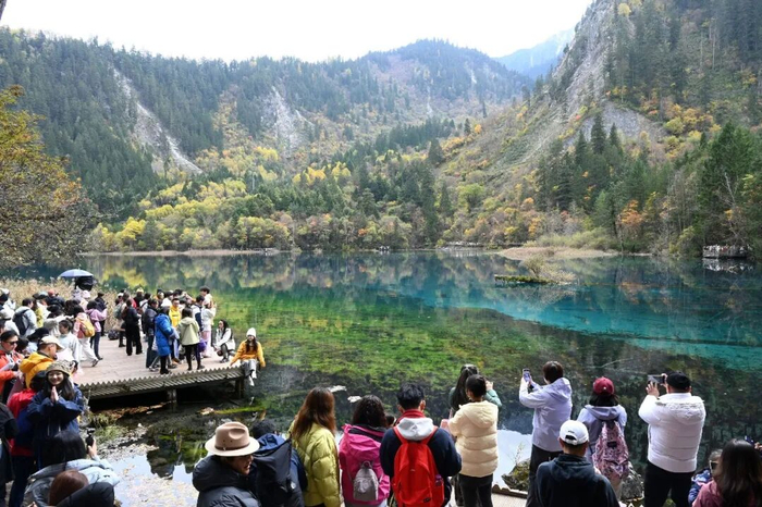 ▲游客在九寨沟风景区游玩。图/IC photo