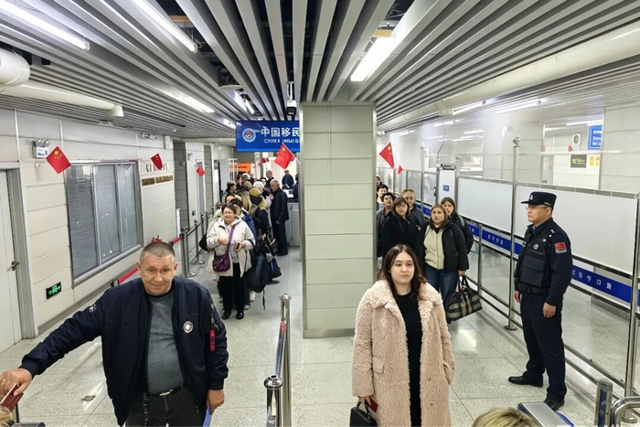 ▲“五一”期间，东宁市迎来各国游客，图为东宁口岸排队待检的游客。