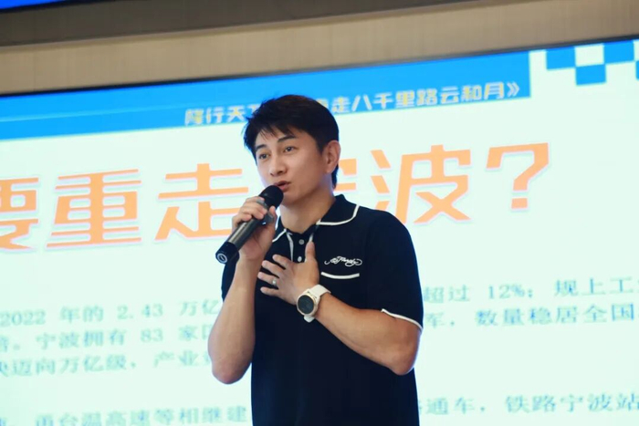 吴奇隆在生态内容推荐会上进行分享。