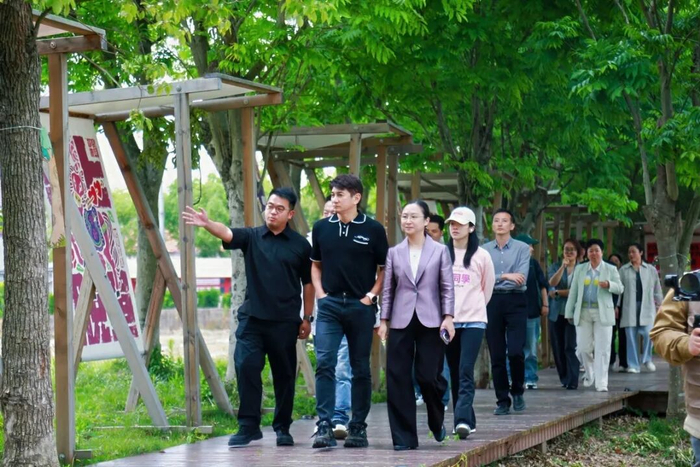 开业庆典结束后，吴奇隆一行走进百年古村合兴村实地参观。