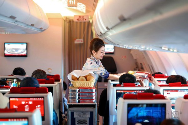 “五一”期间，海南航空乘务员为旅客提供贴心细致服务