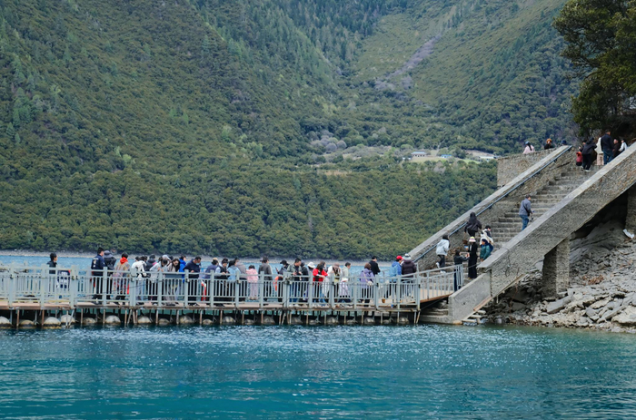 图为游客们有序登上湖心岛。记者 谢筱纯 摄