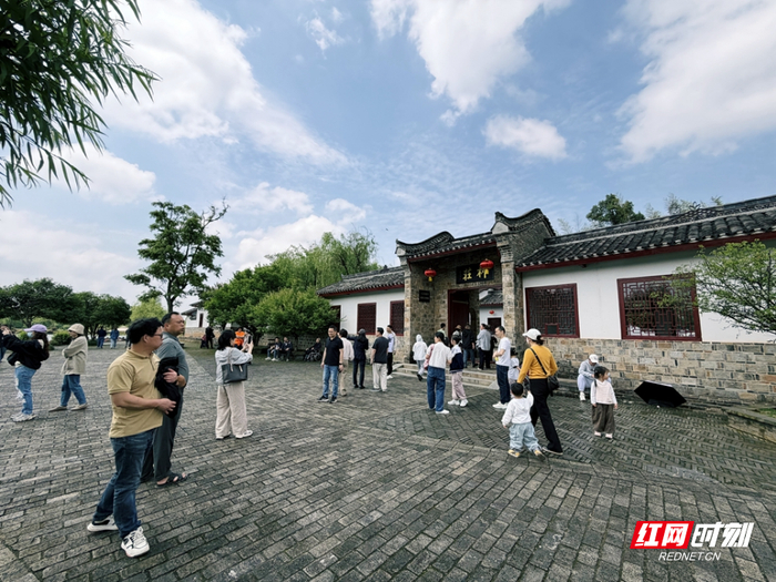 柳庄景区将农事体验与左公文化深度绑定，让游客在参与中感受湘阴特色文旅魅力。