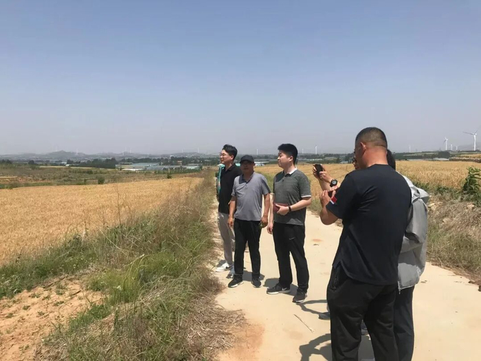 审计署济南特派办审计人员在农田水利审计项目现场