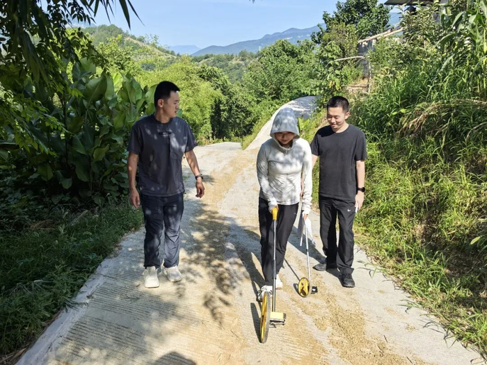 重庆市武隆区审计局审计人员在农村公路审计现场
