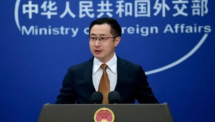 林剑主持例行记者会资料图片。图片来源：外交部网站