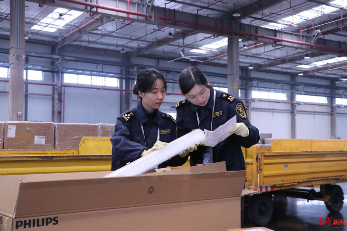 成都海关所属成都双流机场海关关员查验出口货物
