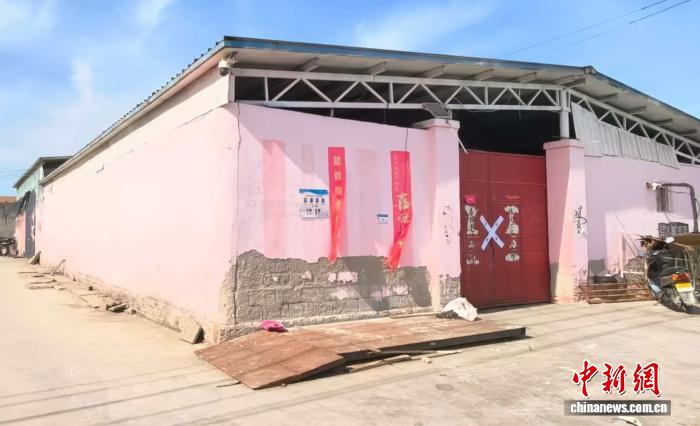 违规作坊已被查处，贴上封条。张传明摄