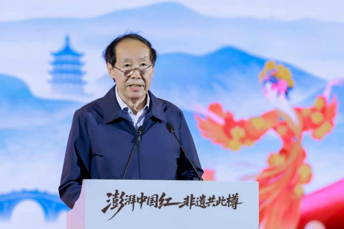 图为中国文物保护基金会理事长刘玉珠在活动发言