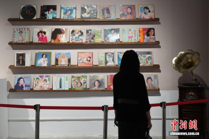 图为歌迷观看展出的邓丽君专辑。中新社记者 阚力 摄 