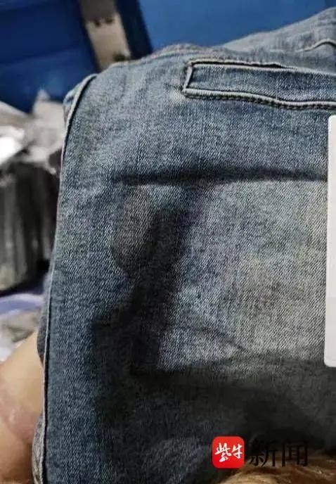 小王收到的退货裤子被弄脏