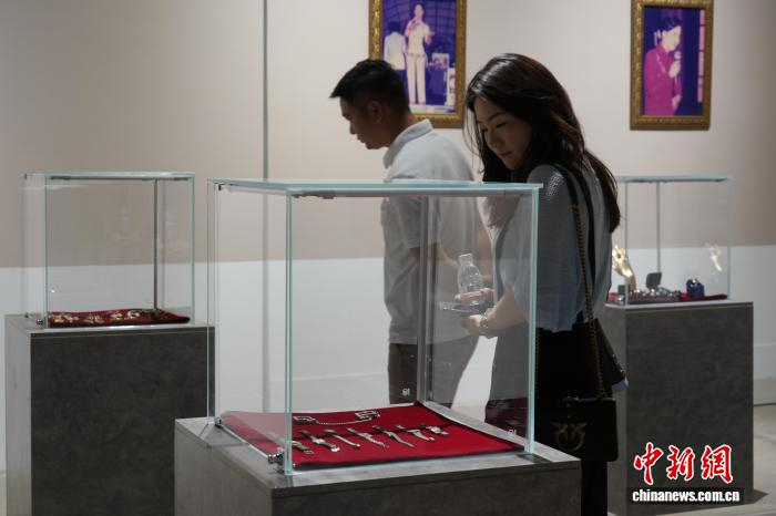 图为歌迷在馆内参观邓丽君的旧物。中新社记者 阚力 摄 