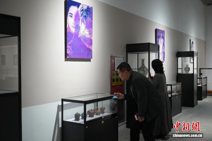 图为歌迷观看邓丽君生前收藏的物品。中新社记者 阚力 摄 