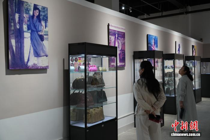 图为歌迷观看邓丽君生前旧物。中新社记者 阚力 摄 