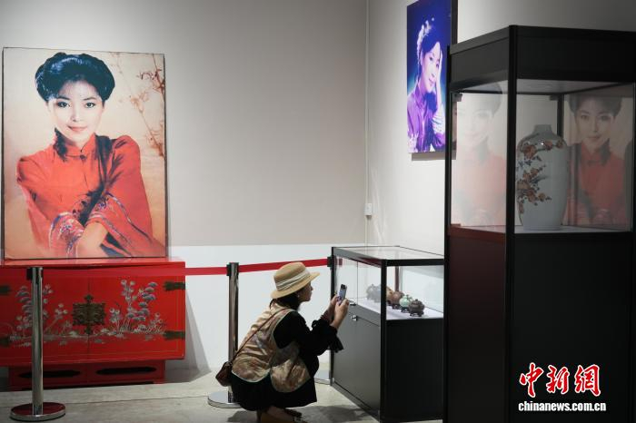 图为歌迷观看邓丽君生前旧物。中新社记者 阚力 摄 