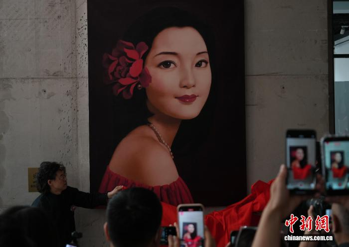 图为邓丽君巨幅画像在馆内揭幕。中新社记者 阚力 摄