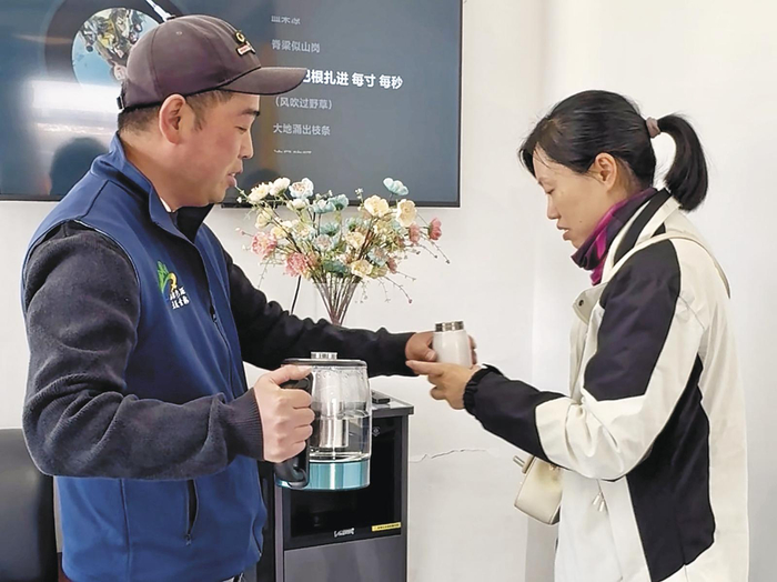 为游客提供免费热水。雷洁 摄