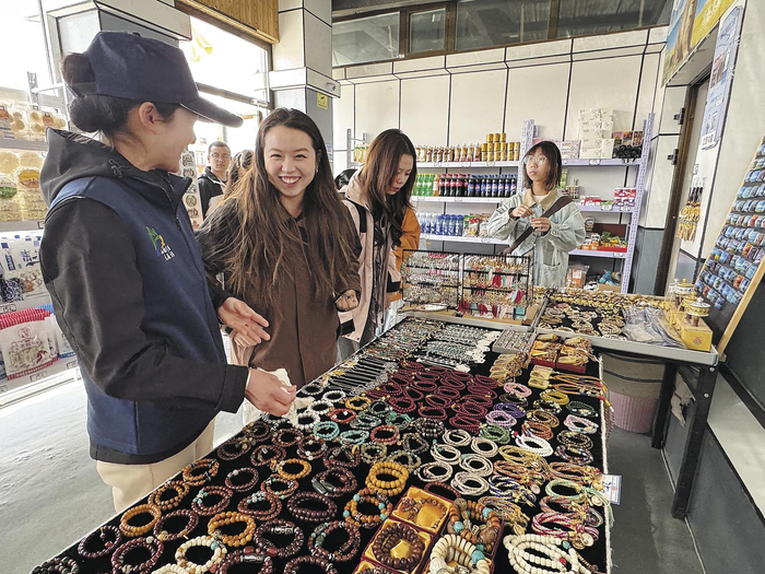 游客在便民驿站选购商品。