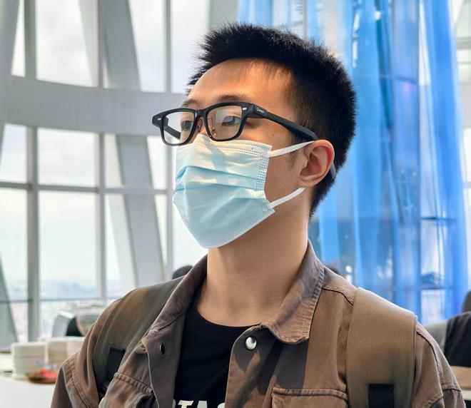 ▲智东西记者现场体验千问AI眼镜S1