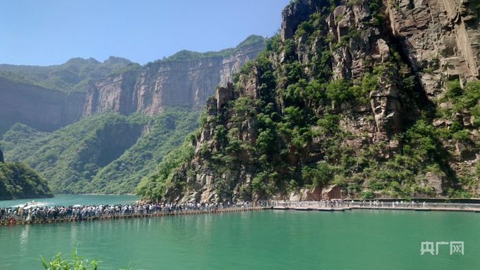 游客在宝泉旅游区大峡谷园区游览（央广网记者  夏莎  摄）