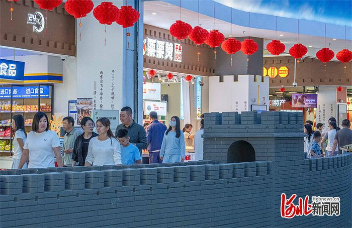 5月4日，京哈高速山海关服务区，旅客走过长城景观墙。 河北日报记者 赵 杰摄