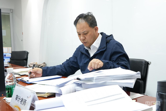 张庆核查药品相关资料（央广网记者邓子依  摄）