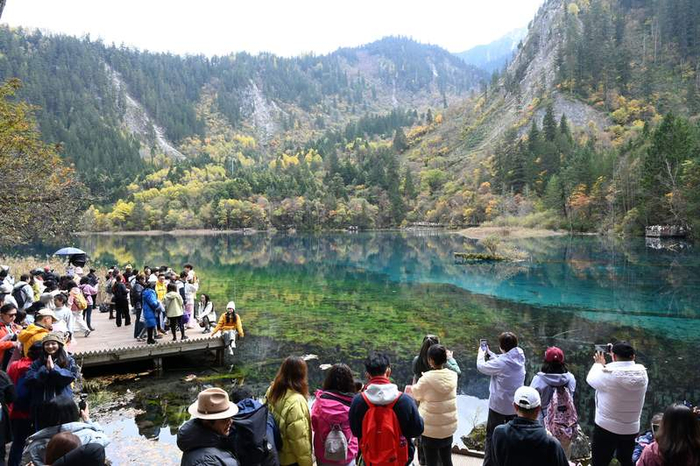 游客在九寨沟风景区游玩。图/IC photo
