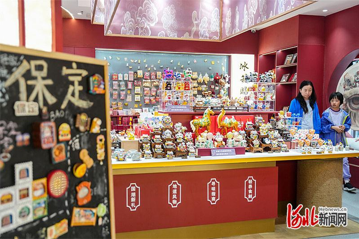 5月6日，旅客在京港澳高速徐水服务区文创店选购商品。河北日报记者 许佳奇摄