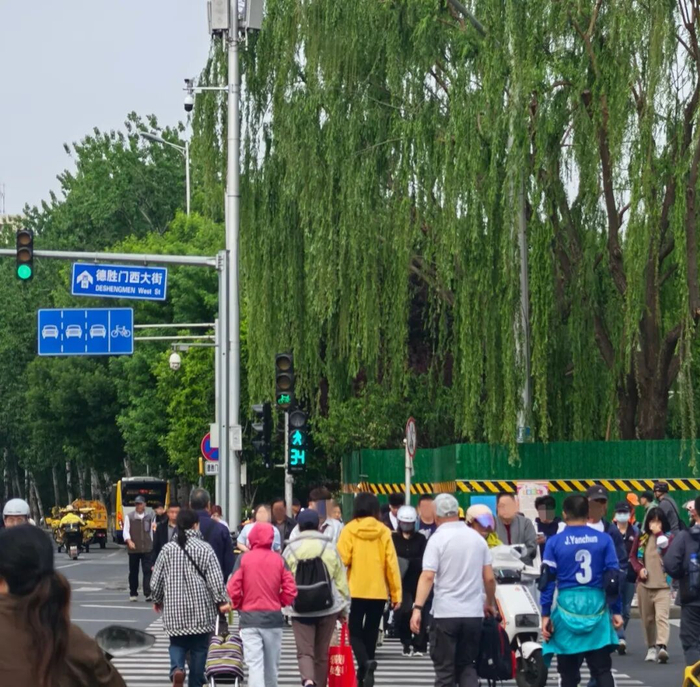 积水潭桥下路口东西向行人绿灯延长时间，并增加倒计时显示功能，让行人过街更加从容。