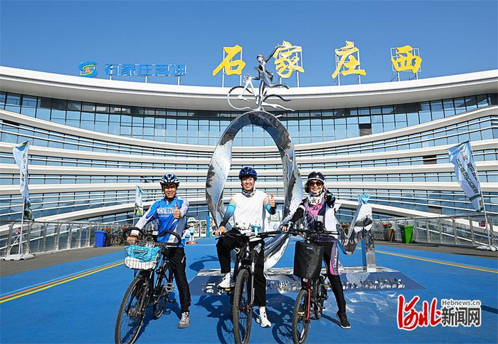 5月4日，骑行爱好者在京昆高速石家庄西服务区的环城绿道上打卡。河北日报记者 史晟全摄