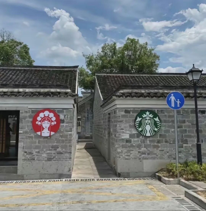 霸王茶姬在选址上一直紧贴着星巴克 