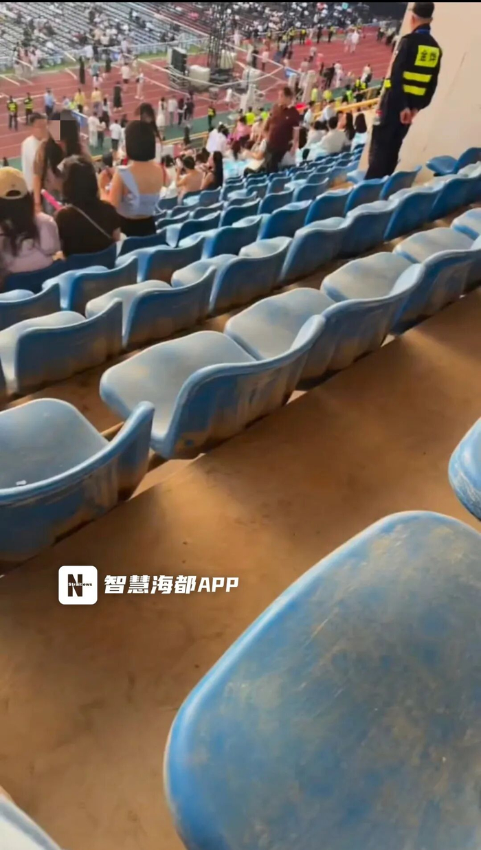 莫女士反映现场多张座椅脏污未清洗