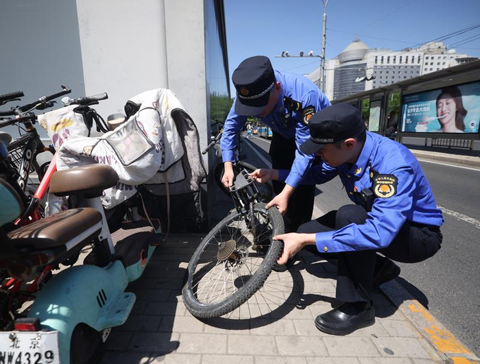 广安门内地铁站C口外，一辆废弃的非机动车已严重损毁完全无法骑行。新京报记者 王贵彬 摄