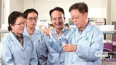 俞志明（右）带领团队开展改性黏土治理赤潮技术开发。