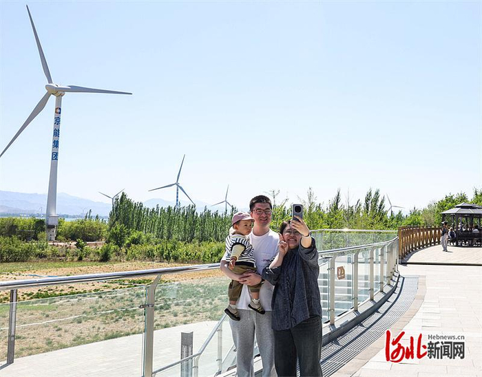 5月4日，旅客在京藏高速官厅服务区观景台游玩。 河北日报记者 耿 辉摄
