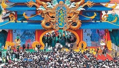 吴桥杂技幻乐城迎来众多游客。吴桥县融媒体中心供图