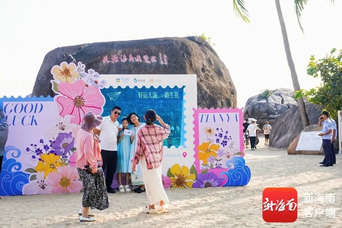 游客打卡三亚天涯海角游览区。受访者供图