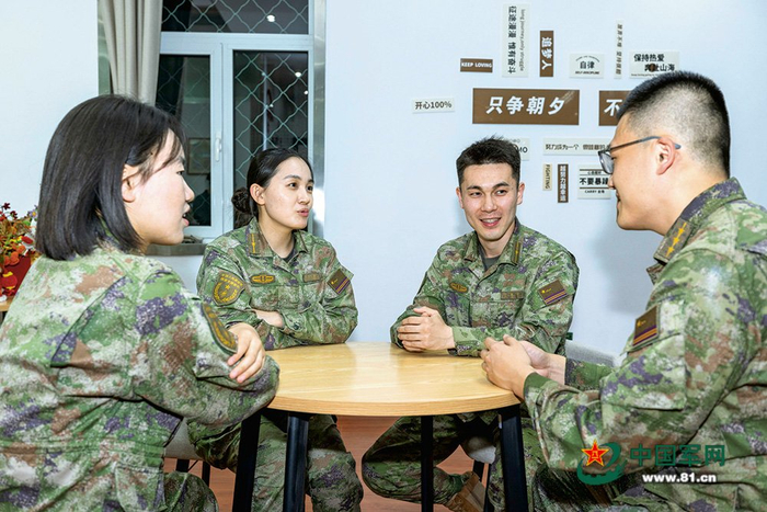 　　联建活动中，双方官兵进行座谈交流。龚澜涛摄
