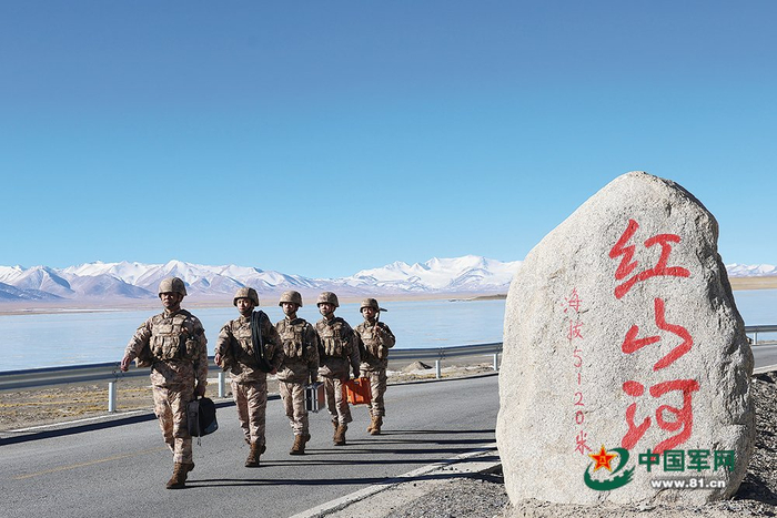 　　信息支援部队某旅红山河机务站官兵在巡线途中。耿  帅摄
