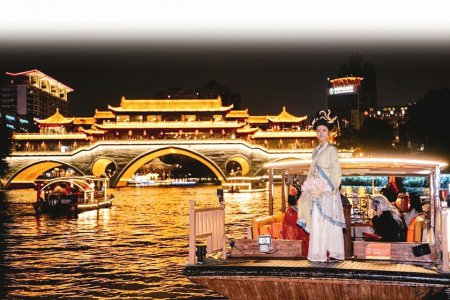 成都“夜游锦江”活动吸引游客沉浸式游玩。锦江区委宣传部供图