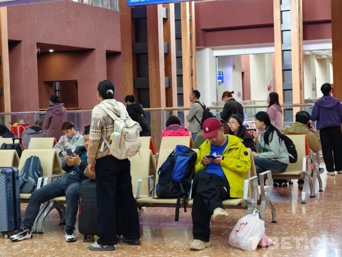 拉萨火车站候车的旅客 