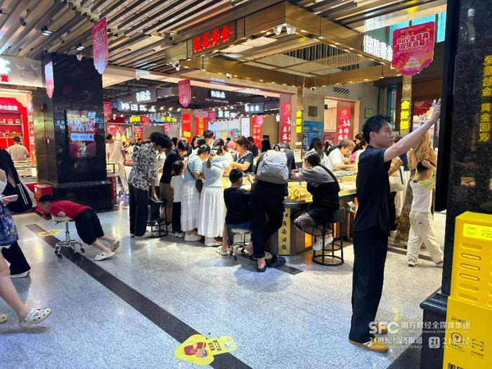 （图：“五一”期间，深圳线下黄金购买现场，摄\李金萍）