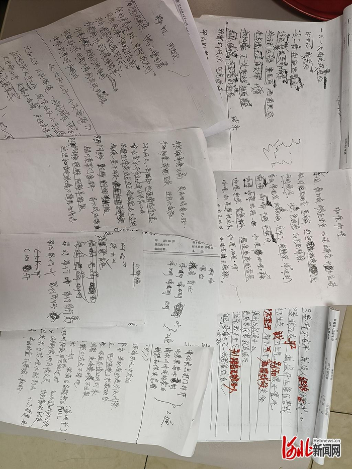 赵爱国手写的歌词。受访者赵少聪摄
