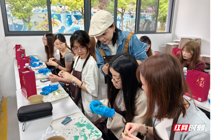 老师指导学生制作手工。