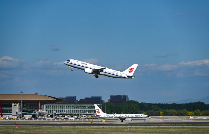 国航C919在北京首都机场起飞。