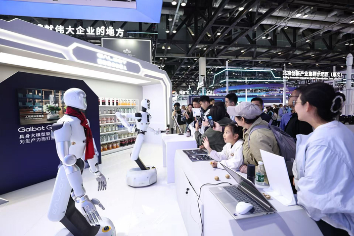 观众与购物机器人互动。新京报记者 王飞 摄