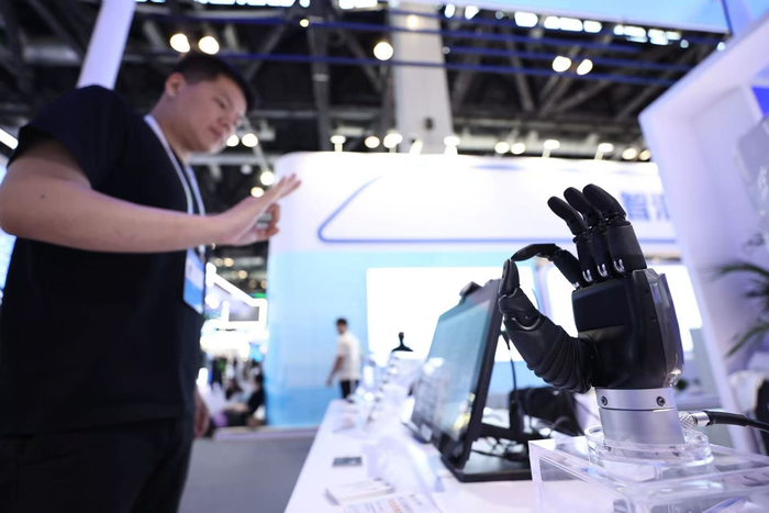 观众通过AI操作机器手。新京报记者 王飞 摄